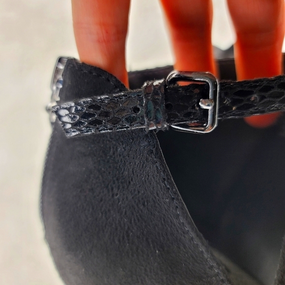 NWT Bootie peep toe heels strap snake embossed suede comfortable GBG Los Angeles - Picture 3 of 10